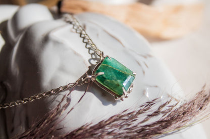 Templo. Collar con esmeralda