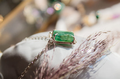 Templo. Collar con esmeralda