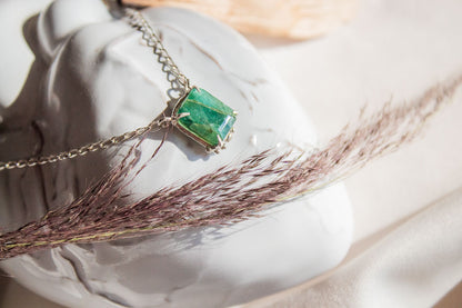 Templo. Collar con esmeralda