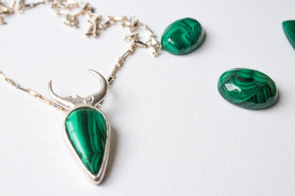 Luna. Collar de plata con malaquita en cabujón verde
