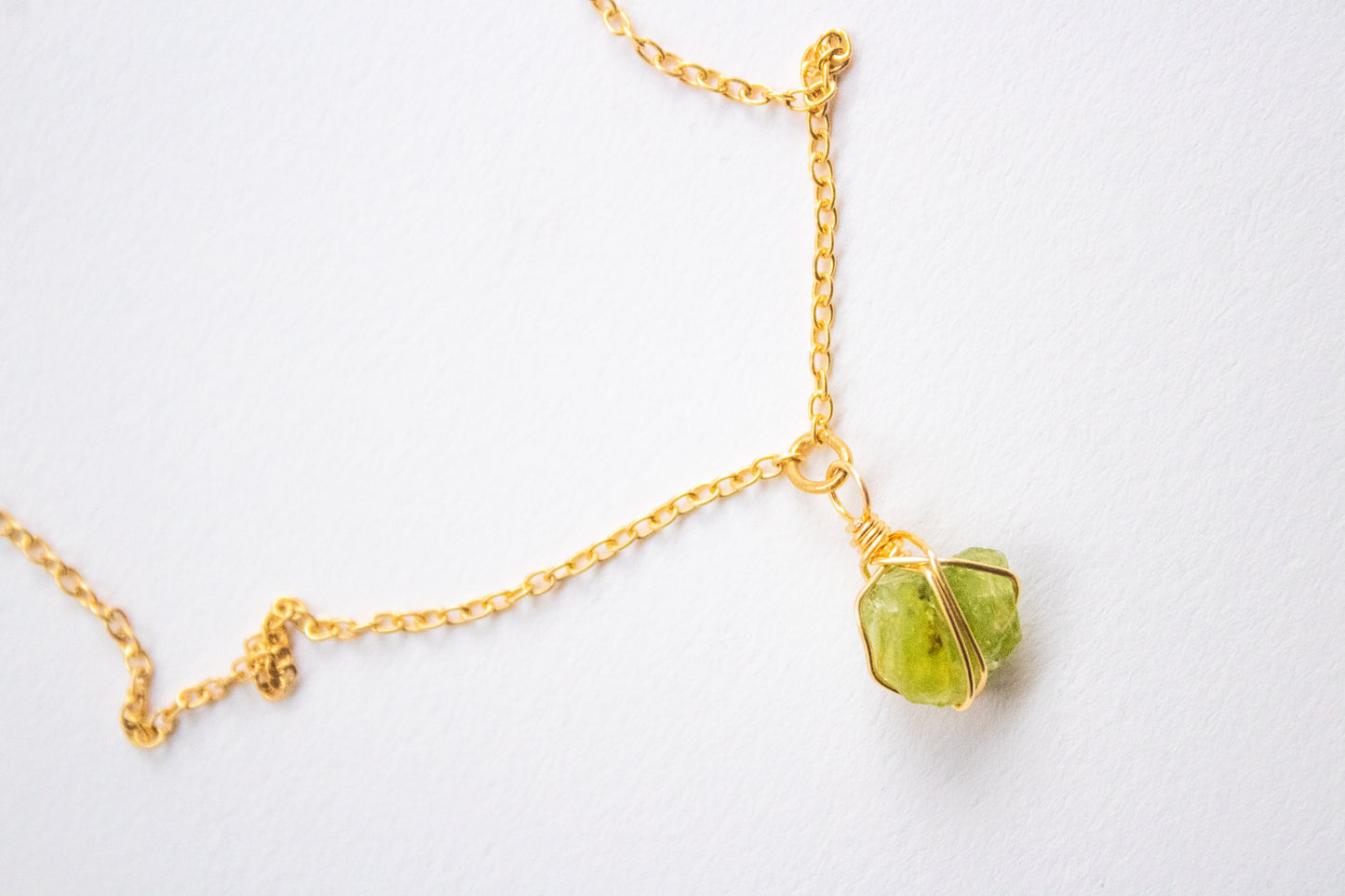 Kuxtal. Minimalist necklace with peridot