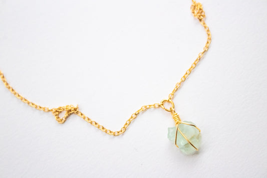 Yaax. Minimalist necklace with green rustic fluorite