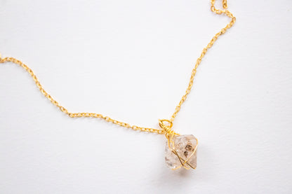 Bej. Collar minimalista con herkimer