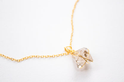 Bej. Collar minimalista con herkimer