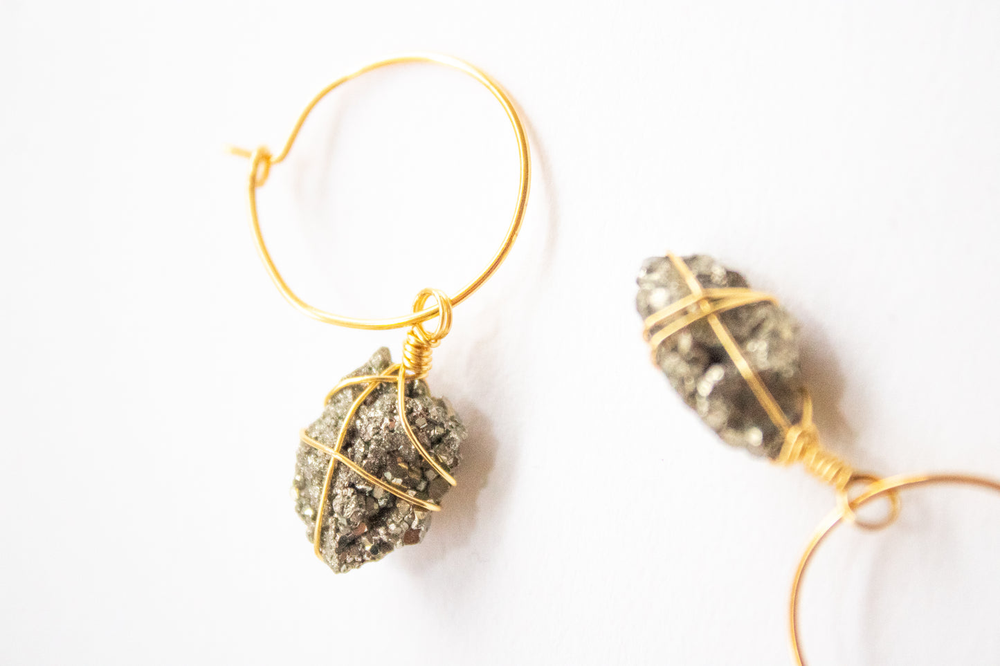 Kinich. Minimalist hoop earrings with pyrite