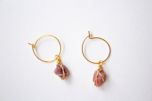 Sak. Minimalist hoop earrings with pink tourmaline