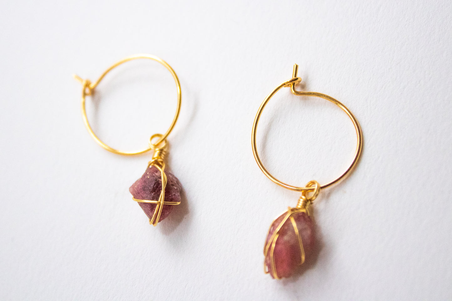 Sak. Minimalist hoop earrings with pink tourmaline