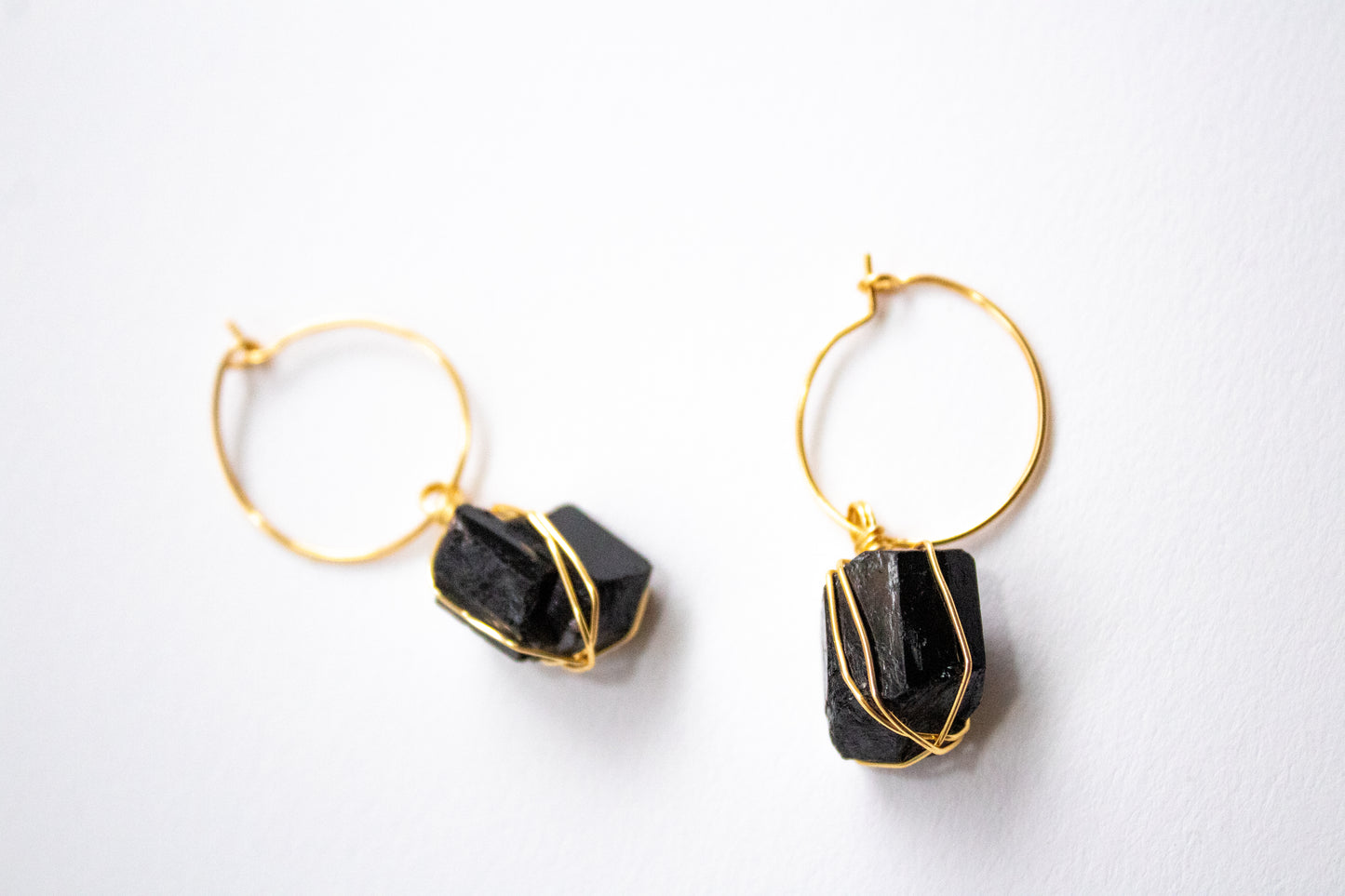Canek. Minimalist earrings with black tourmaline