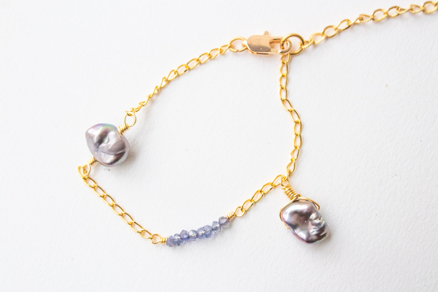 Itayetzi. Bracelet with iolite and gray pearl