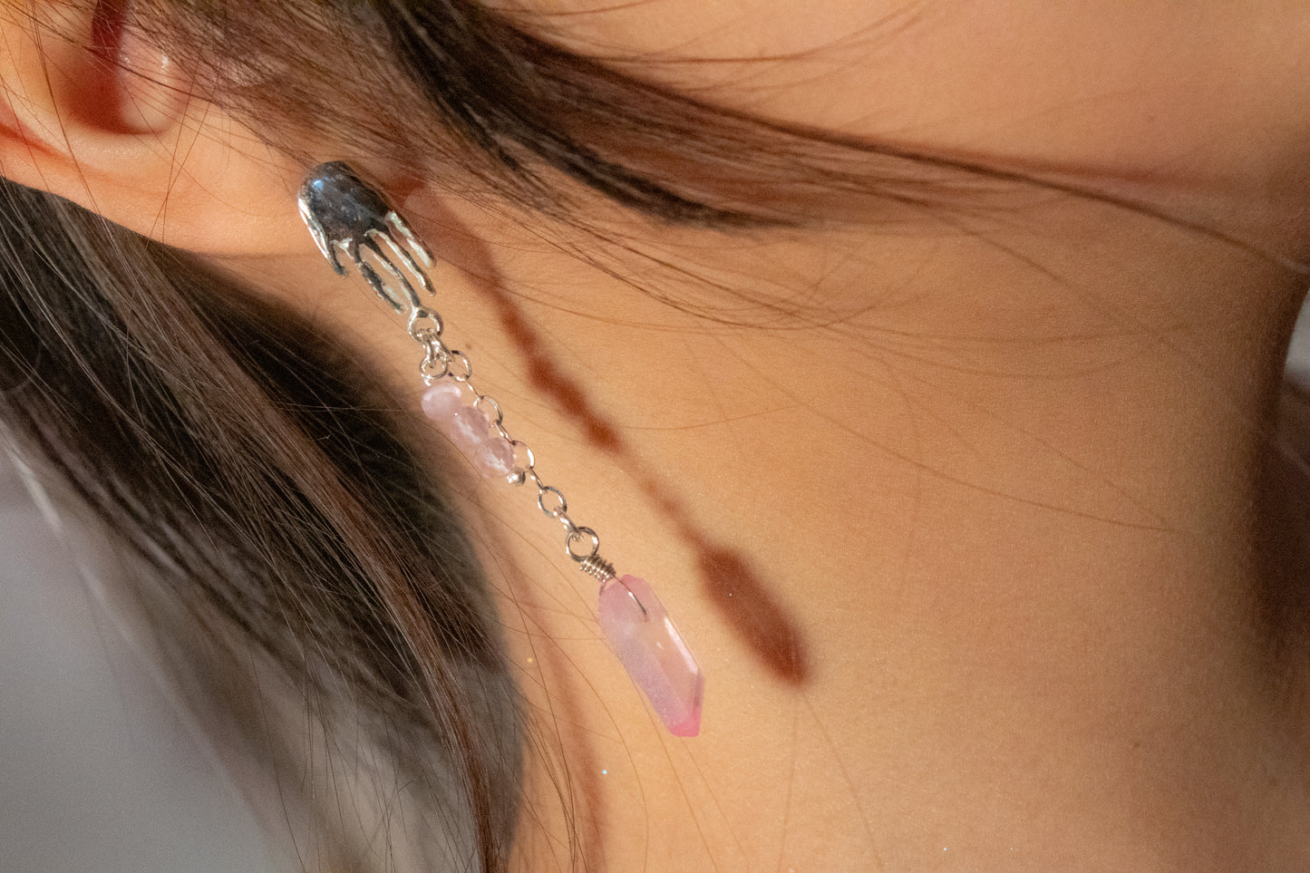 Aimi. Hand earrings in .925 silver with pink aura quartz