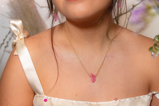 Aimi. Minimalist necklace with rose aura quartz