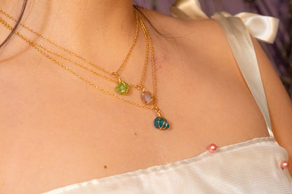 Sak. Collar minimalista con turmalina rosa (rubelita)