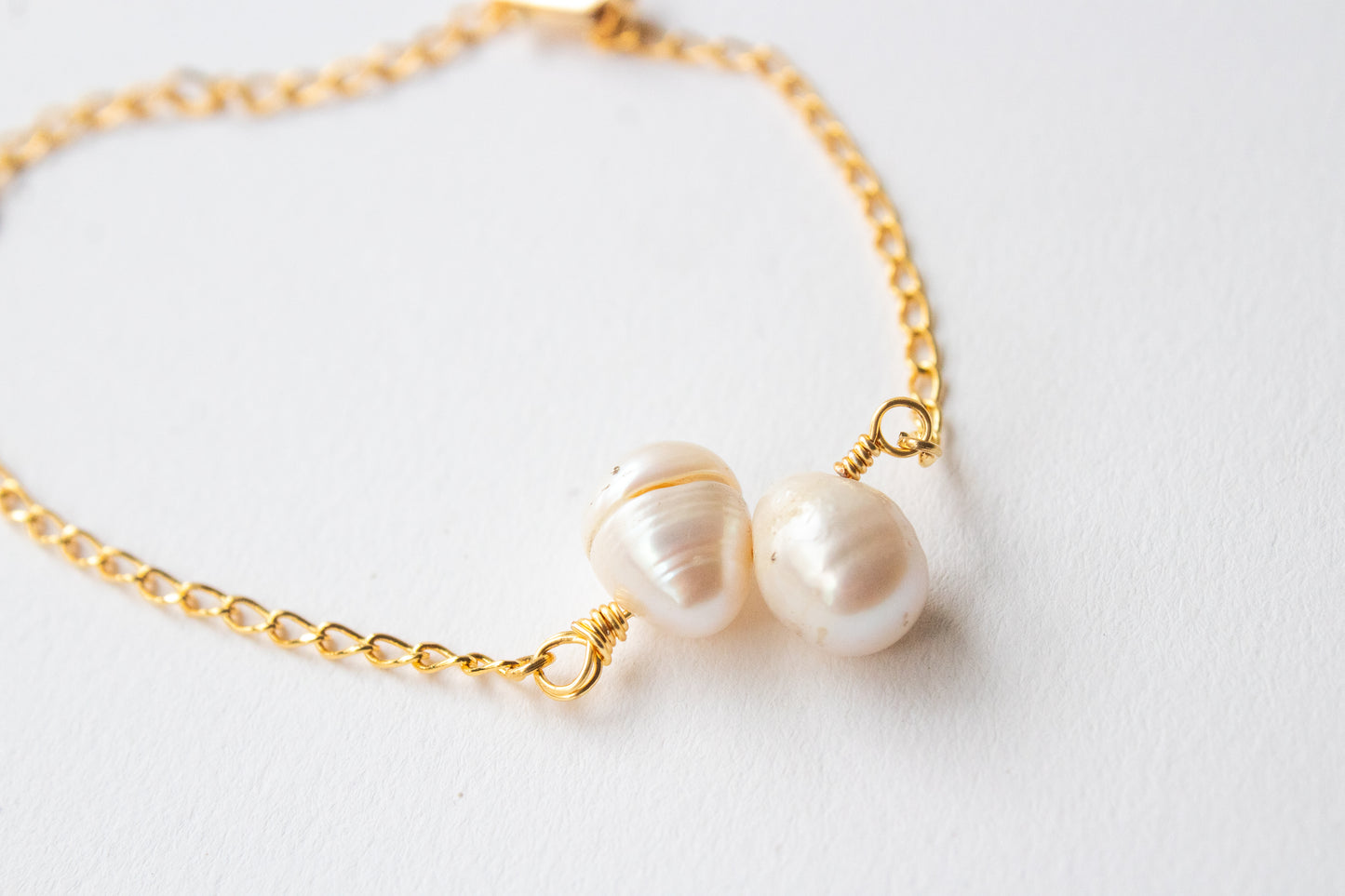 Muyal. Pulsera con perla blanca