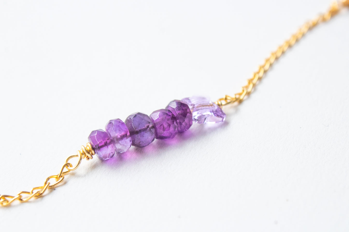 Yatzil. Pulsera con amatista y mariposa swarovski