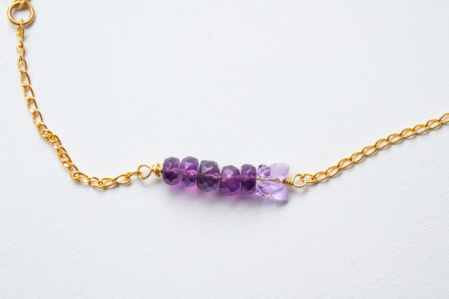 Yatzil. Pulsera con amatista y mariposa swarovski