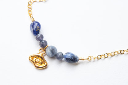 Akbal. Pulsera con iolita y sodalita