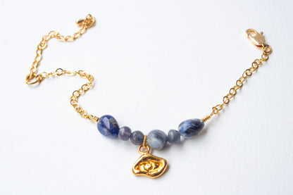 Akbal. Pulsera con iolita y sodalita