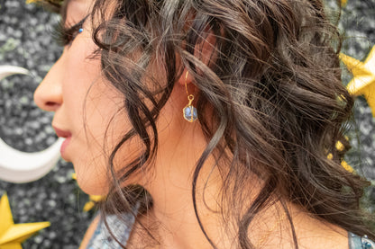 Sinceridad. Arracadas minimalistas con zafiro rústico