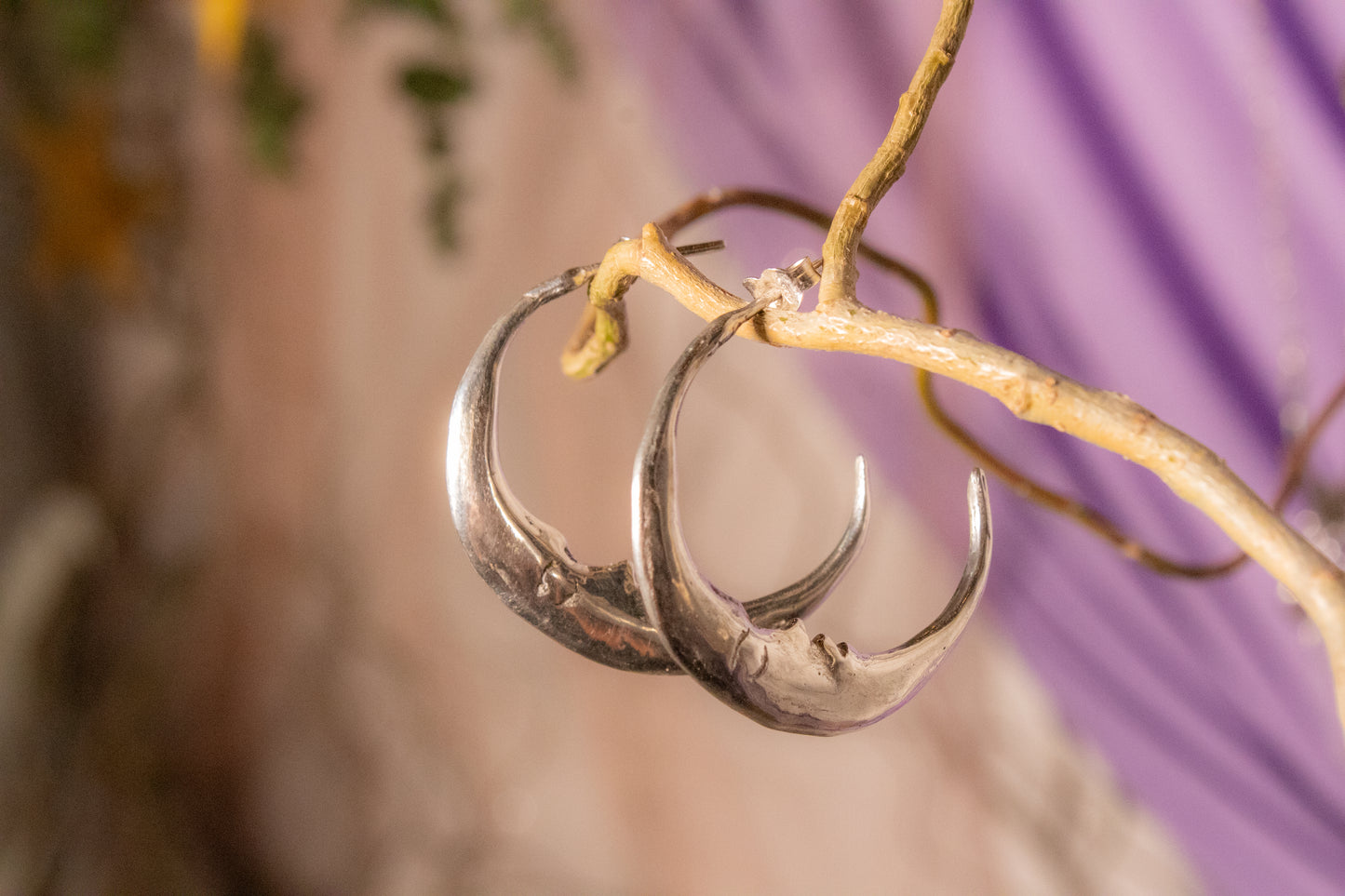 Yunuen. Half-moon hoop earrings