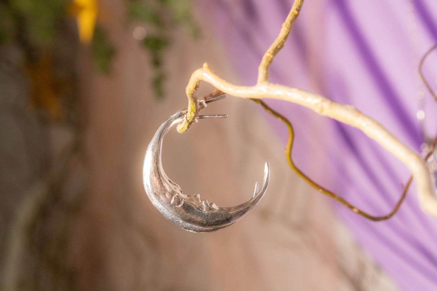 Yunuen. Half-moon hoop earrings