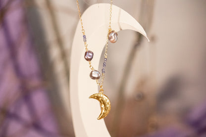 Itayetzi. Collar con iolita y perla gris