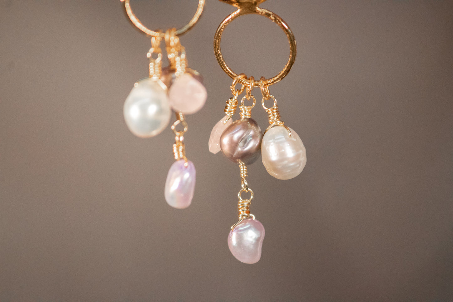 Ketzali. Aretes con perlas y cuarzo rosa