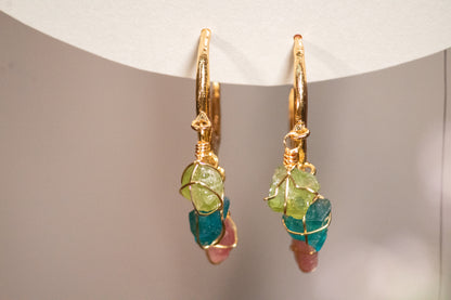 Chéel. Medias arracadas de luna con peridoto, apatito y turmaliina rosa