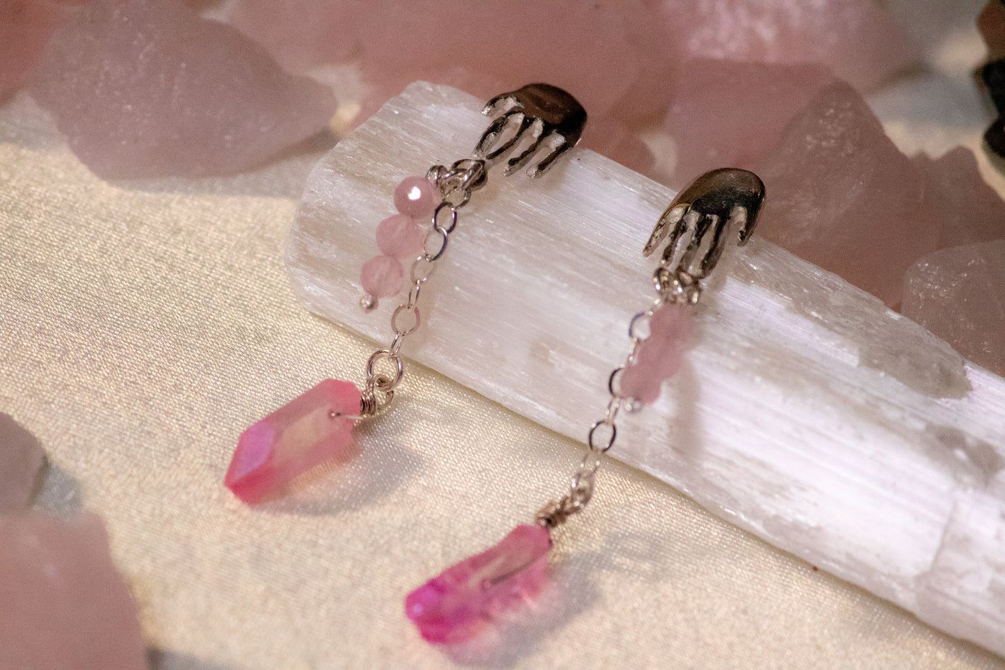 Aimi. Hand earrings in .925 silver with pink aura quartz