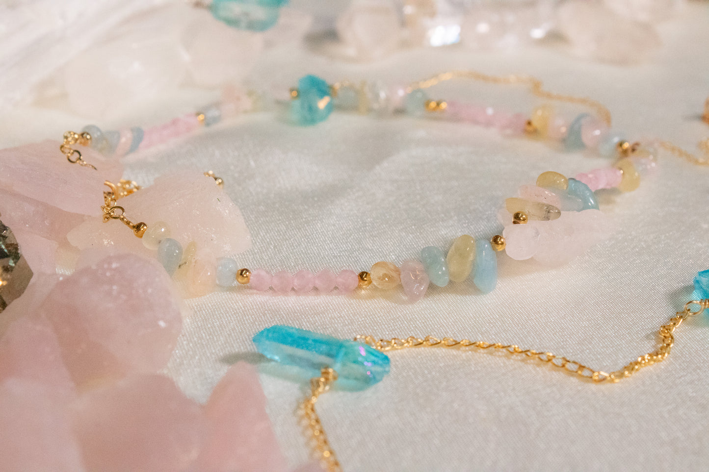 Izel. Chocker con morganita, cuarzo rosa, cuarzo aura aqua y ojo de gato