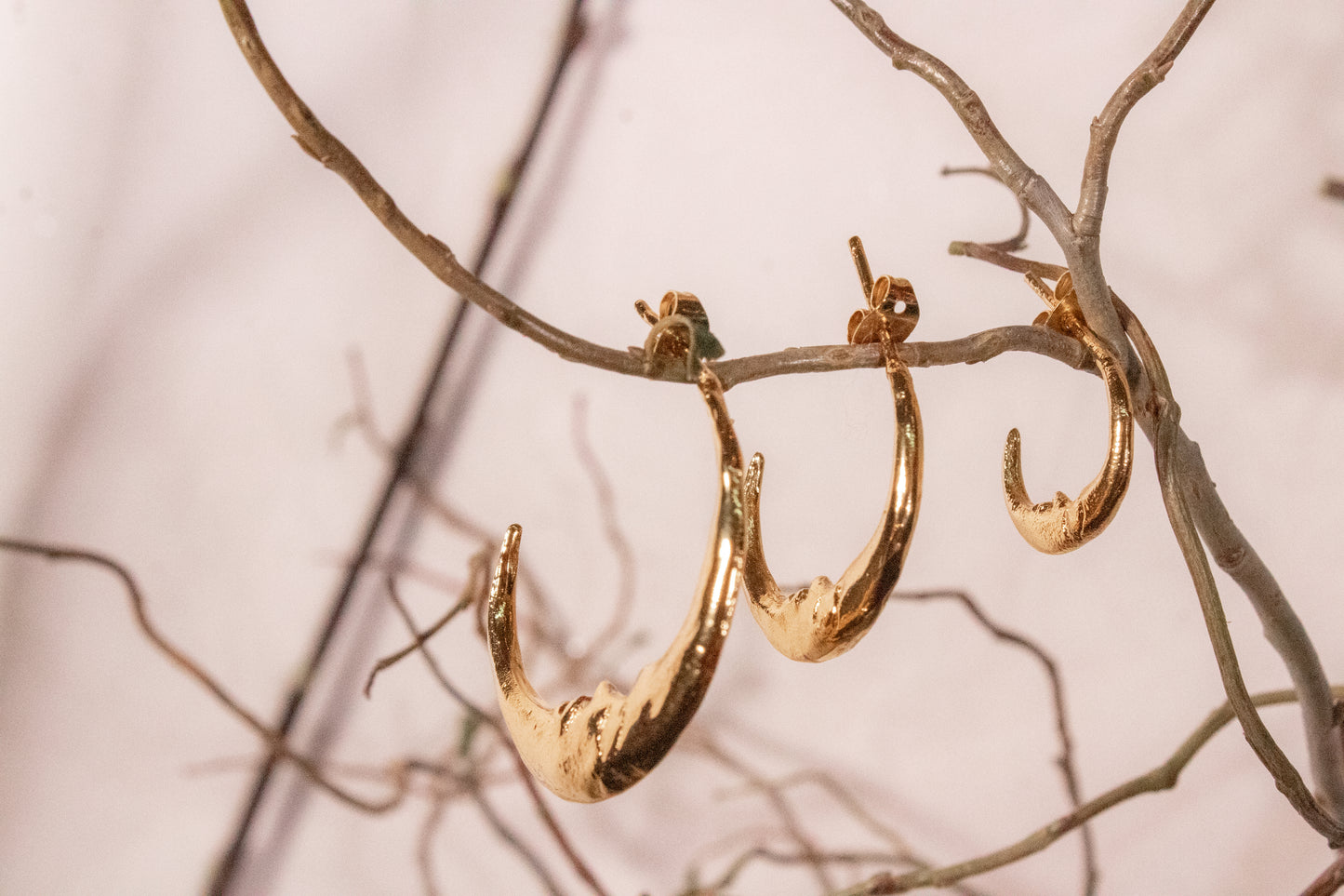 Yunuen. Half-moon hoop earrings