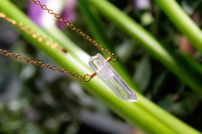 Aketzali. Collar minimalista con cuarzo blanco