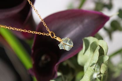 Yaax. Collar minimalista con fluorita rústica verde