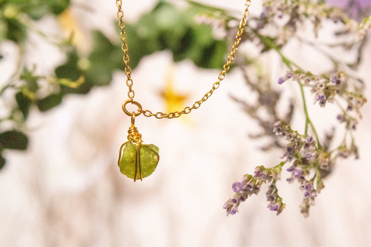 Kuxtal. Minimalist necklace with peridot