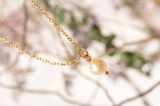 Veryal. Minimalist necklace with white pearl