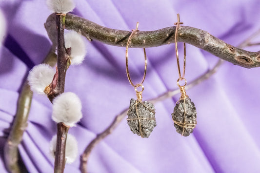 Kinich. Minimalist hoop earrings with pyrite