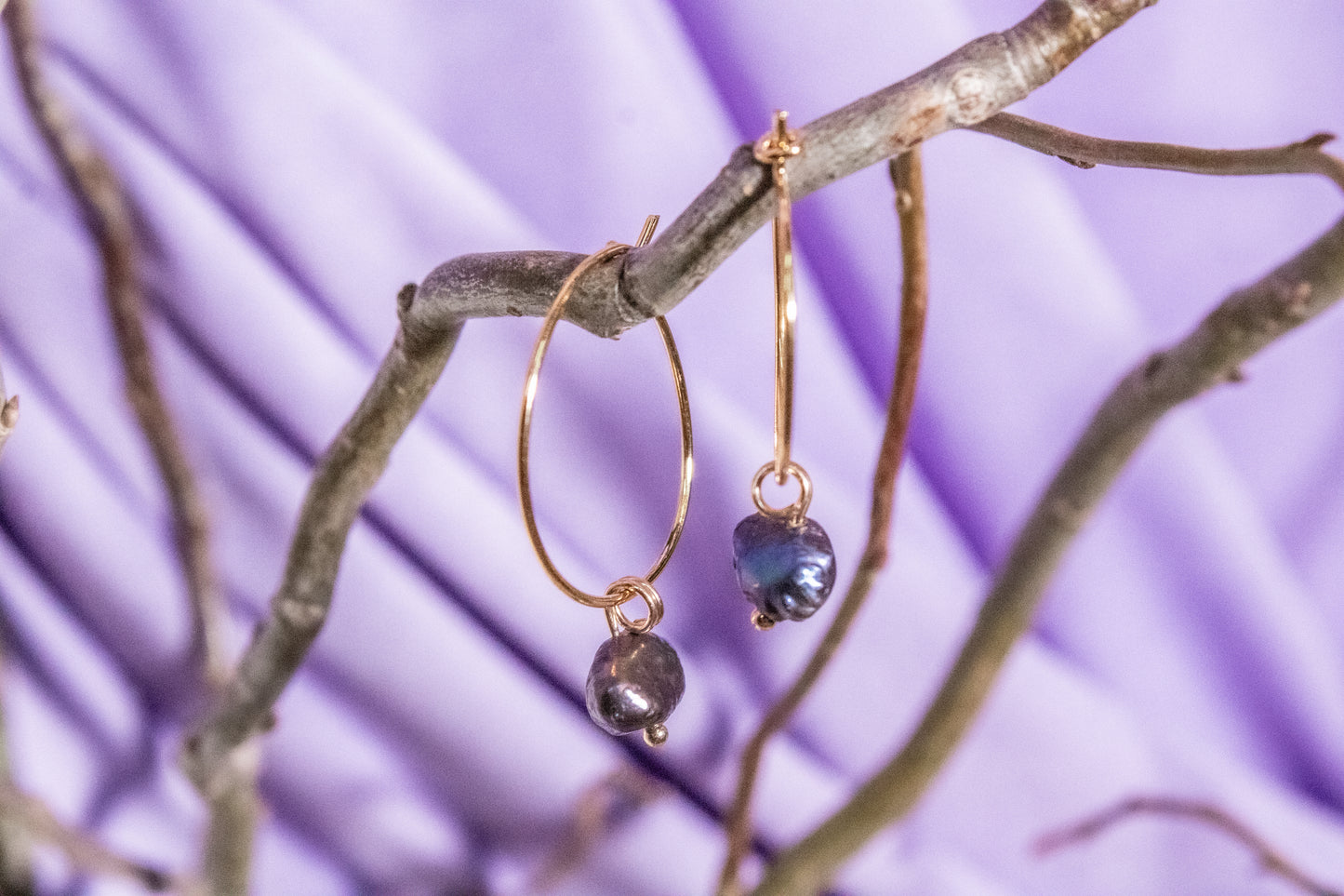 Pixan. Minimalist hoop earrings with blue pearl