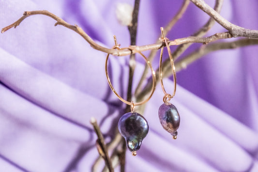 Itayetzi. Minimalist hoop earrings with blue pearl