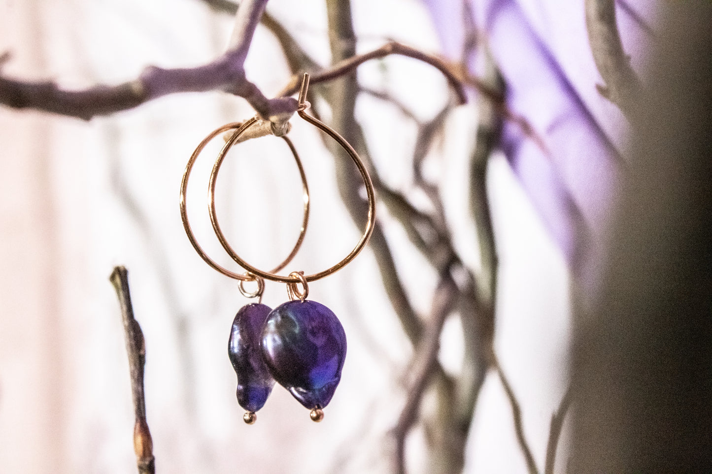 Itayetzi. Minimalist hoop earrings with blue pearl