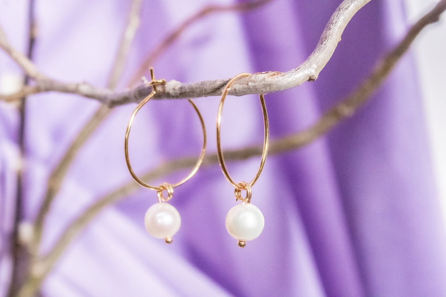 Veryal. Minimalist hoop earrings with white pearl