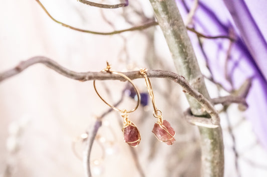 Sak. Minimalist hoop earrings with pink tourmaline