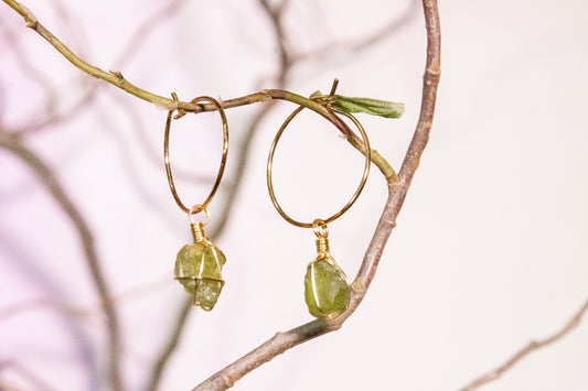 Kuxtal. Minimalist hoop earrings with peridot