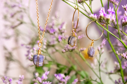 Sinceridad. Arracadas minimalistas con zafiro rústico