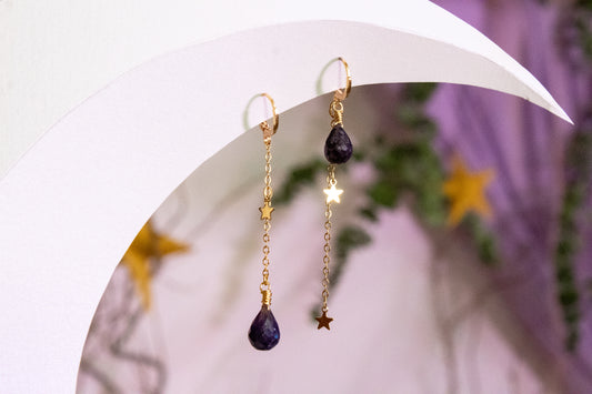 Talitha. Aretes largos con gotas de zafiro y cadena de estrellas