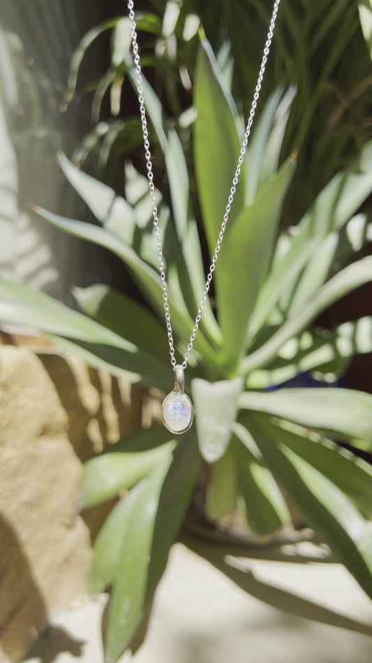 Juno. Silver necklace with moonstone
