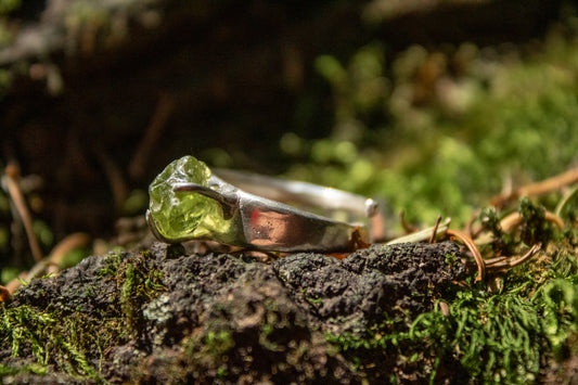 Anillo Este. Peridoto - Color Mineral