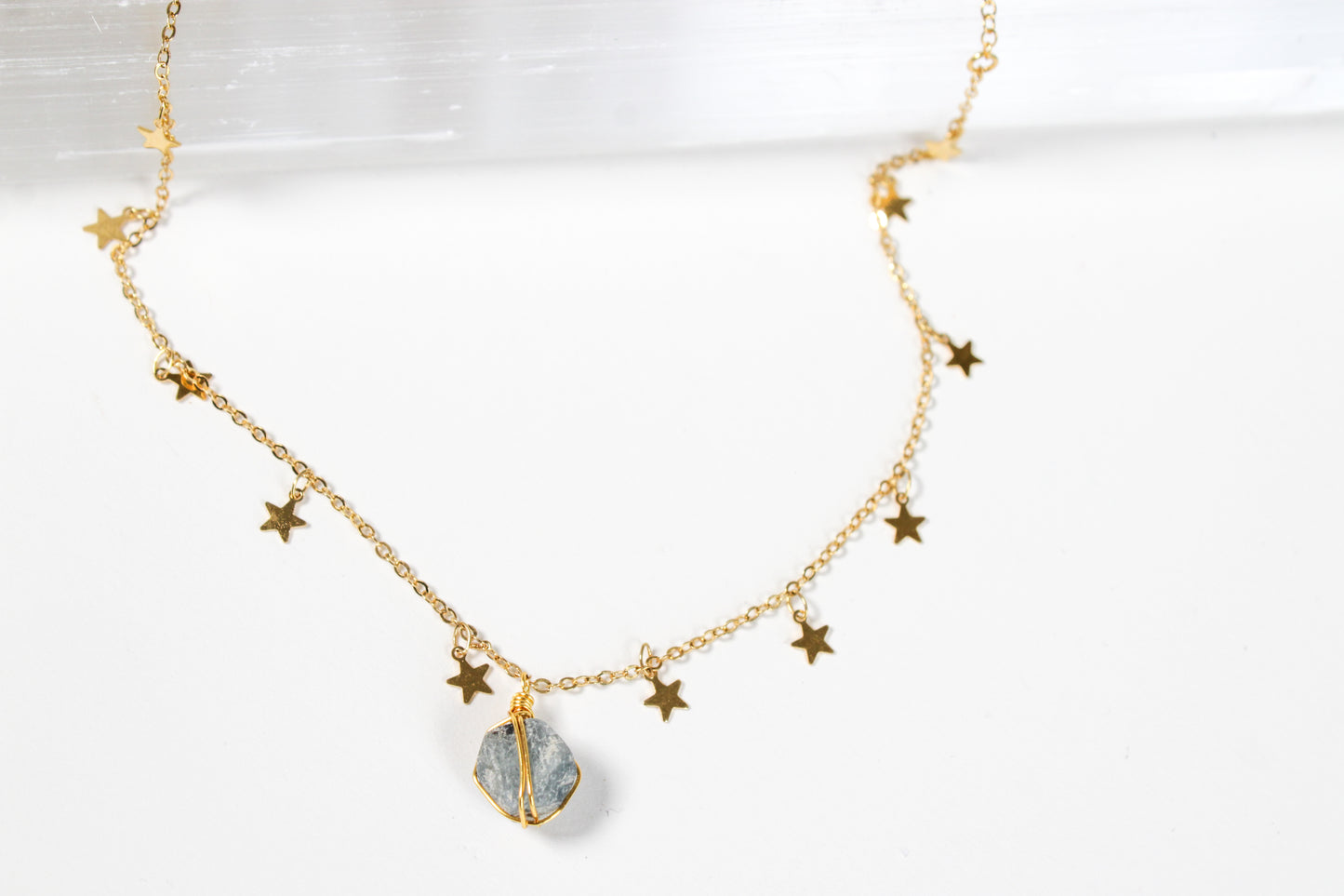 Prosperidad. Collar con zafiro rústico y cadena de estrellas