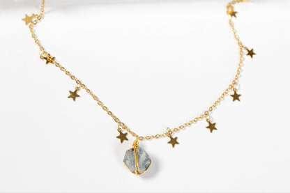 Prosperidad. Collar con zafiro rústico y cadena de estrellas