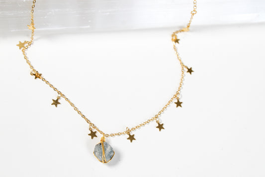 Prosperidad. Collar con zafiro rústico y cadena de estrellas