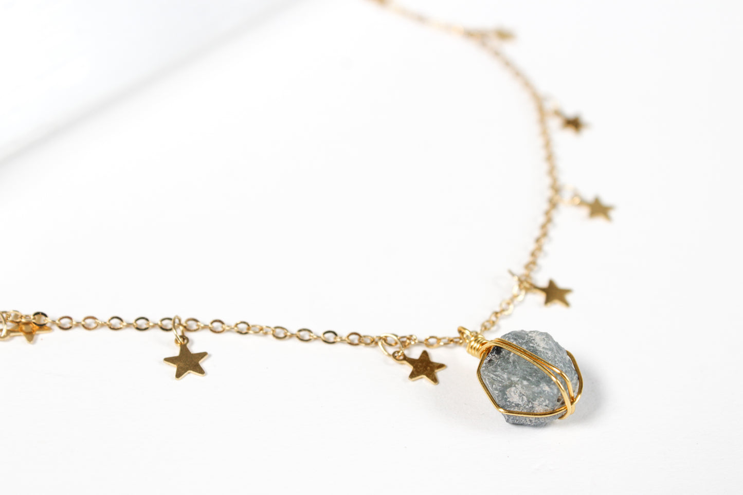 Prosperidad. Collar con zafiro rústico y cadena de estrellas