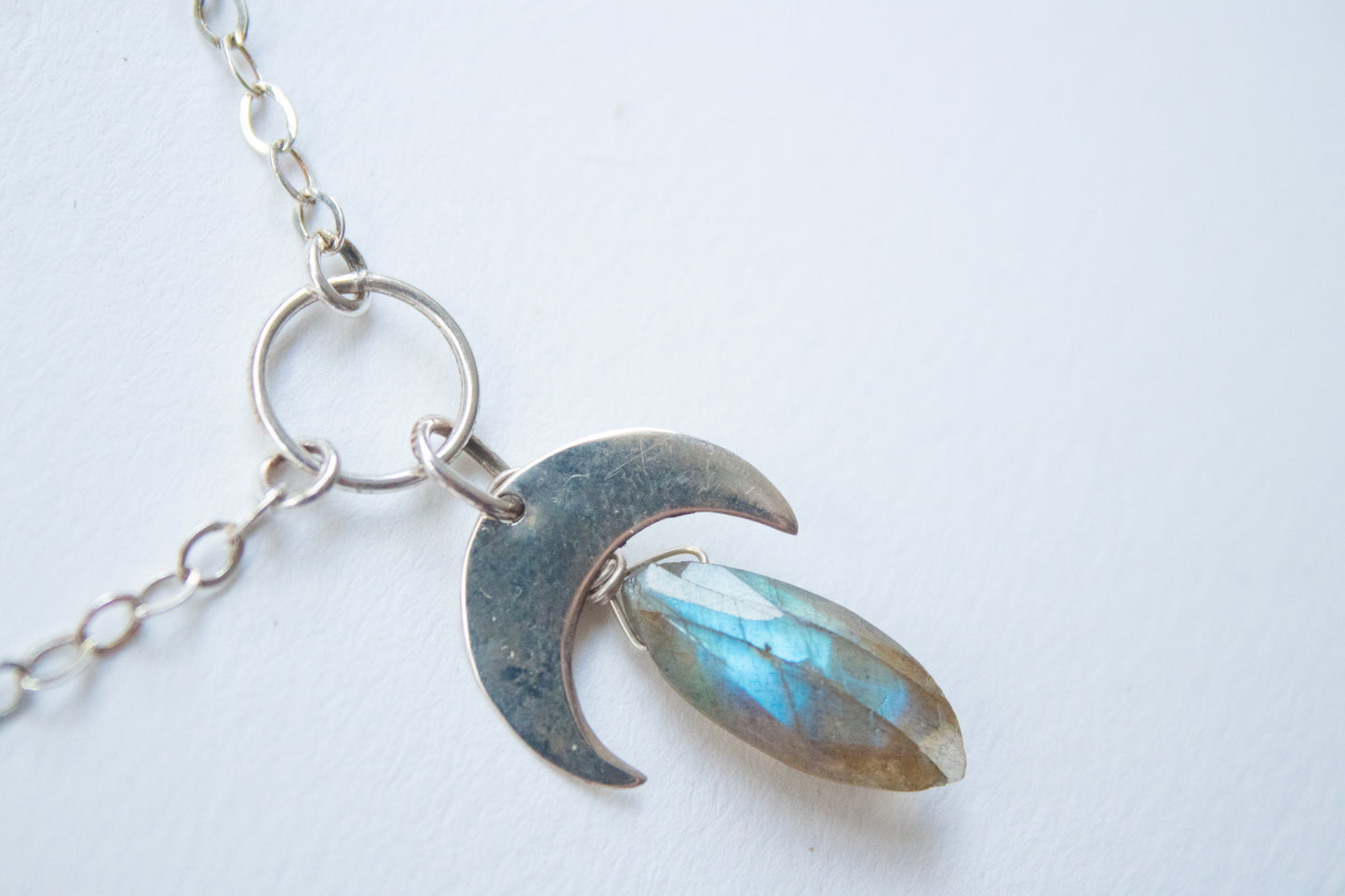 Nike. Silver necklace with moon and marquis labradorite
